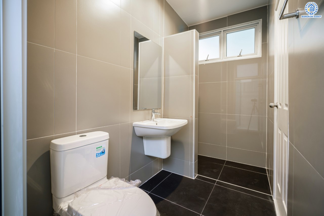 บ้านมือสองตกแต่งใหม่ ม.วิลล่าการ์เด้น1 รัตนาธิเบศร์ หลังมุม เนื้อที่ 64.1 ตร.ว. ฟังก์ชัน 4 ห้องนอน 3 ห้องน้ำ 2 ที่จอดรถ บนทำเลเดินทางสะดวก เชื่อมต่อถนนรัตนาธิเบศร์, ถนนราชพฤกษ์, ถนนกาญจนาภิษก ใกล้เซ็นทรัลเวสต์เกต รถไฟฟ้าสายสีม่วง "สถานีบางพลู" และ ทางด่วน "กาญจนาภิเษก"